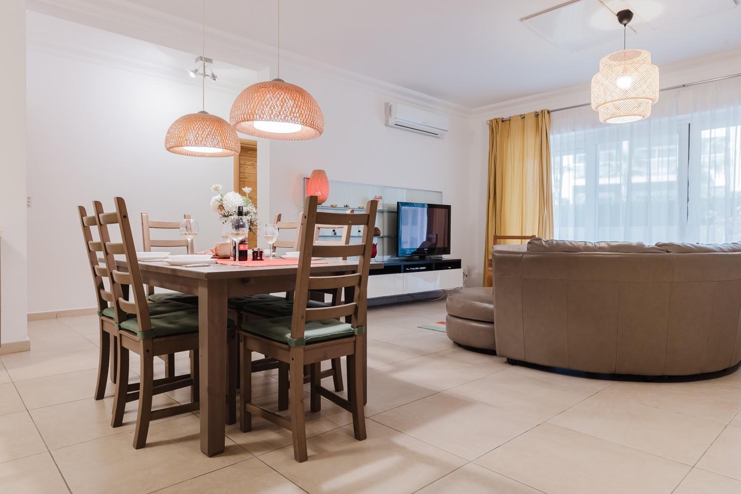 102 Seafront 3bed With Pool By Homely