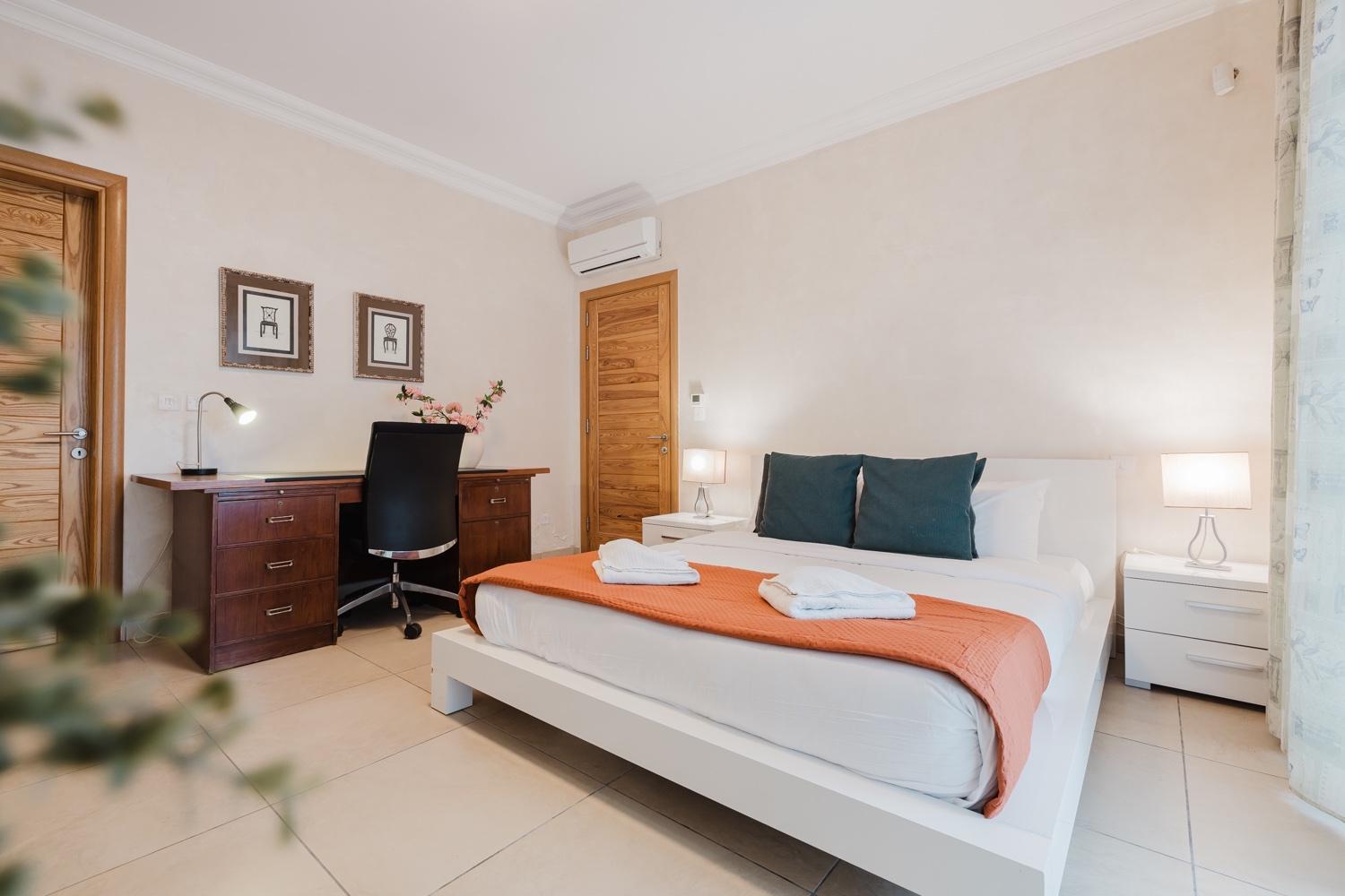 Apartment 102 Seafront 3bed With Pool By Homely *