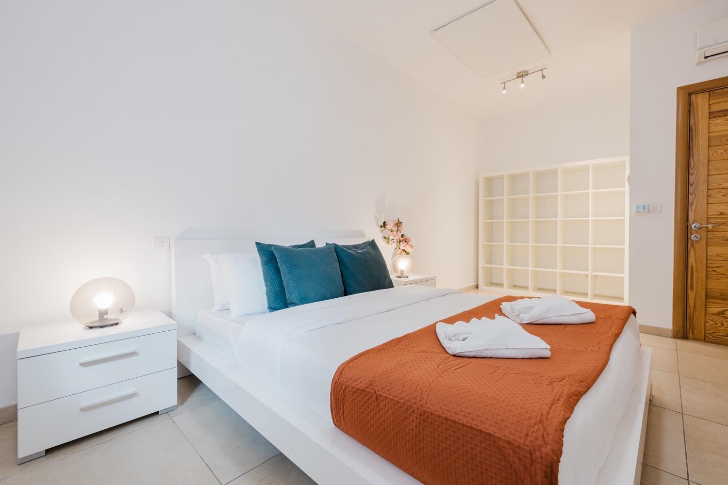 102 Seafront 3bed With Pool By Homely