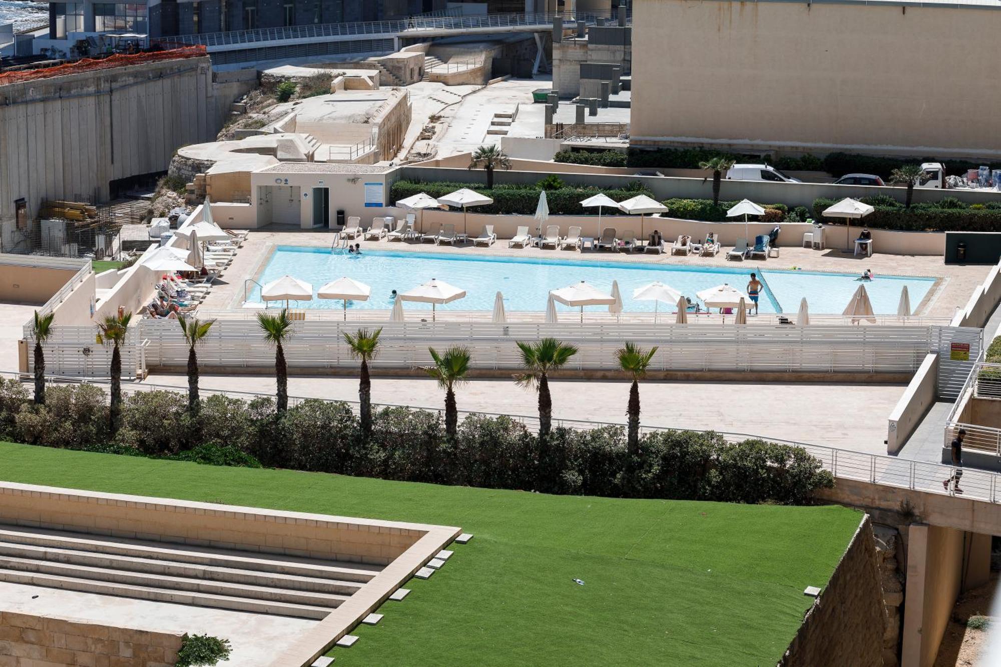 102 Seafront 3bed With Pool By Homely