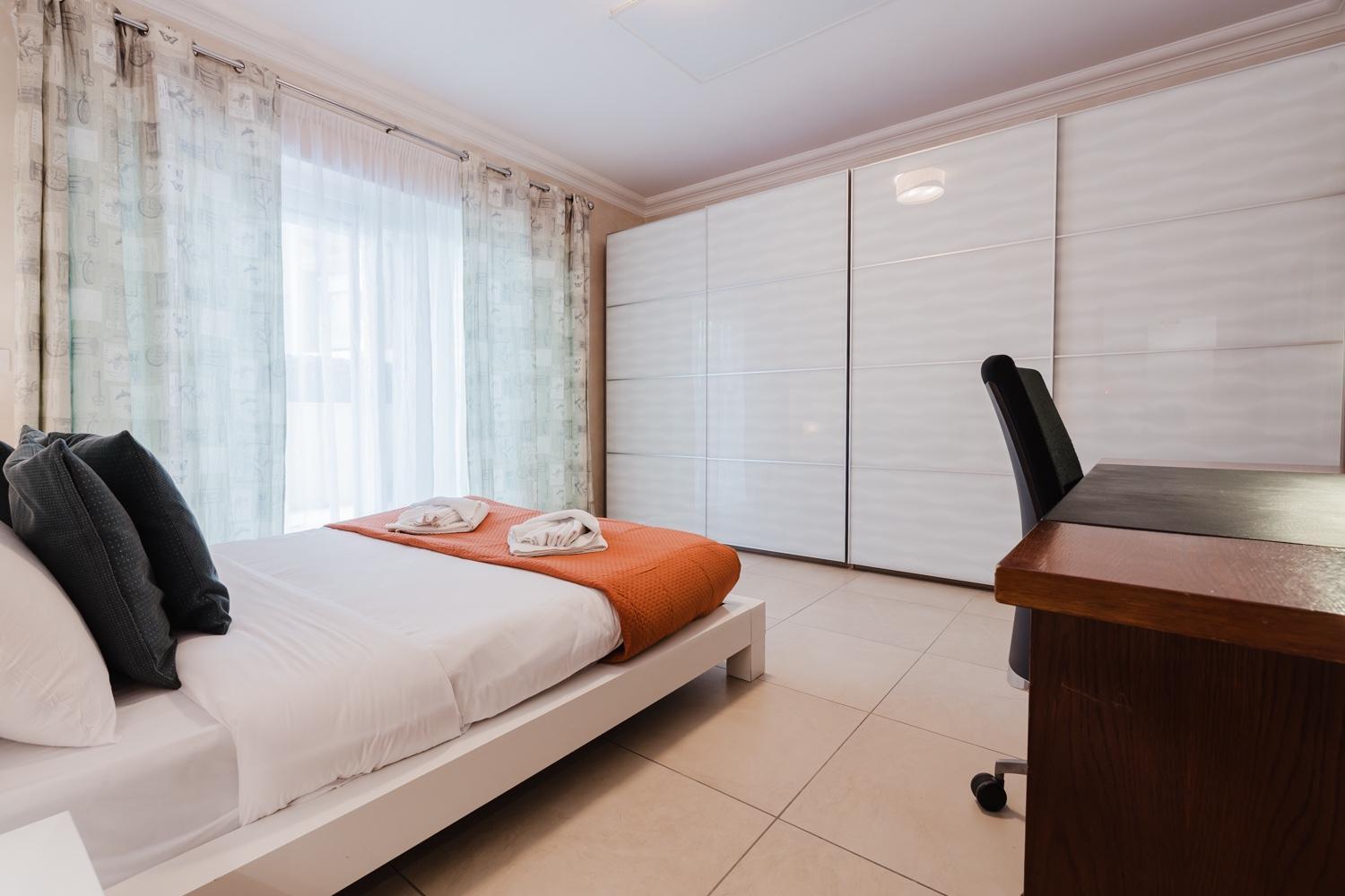 102 Seafront 3bed With Pool By Homely *